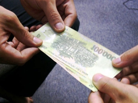 Phó hiệu trưởng dùng ảnh nóng "vòi tiền" nữ giáo viên